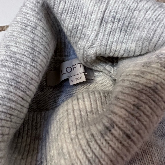 Loft turtleneck grey sweater size small - Picture 3 of 3